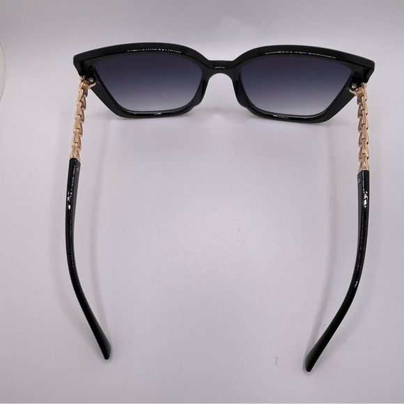 Stylish Oversized Black Fame Sunglasses with Gold Chain Style Temples - Picture 9 of 9